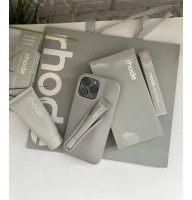 RHODE Сірий Gift Set – набір з чохлом на iPhone, блиском і кремом для обличчя в оригінальному пакеті